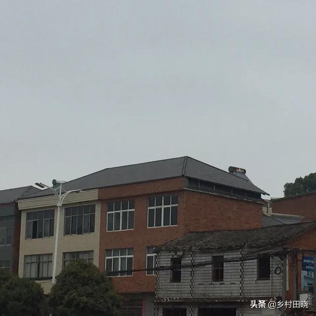 農村自建房坡屋頂，用琉璃瓦還是樹脂瓦？看看內行人的經驗分享